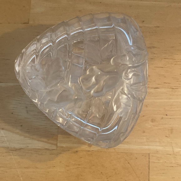 Vintage triangular shaped trinket dish with etched raise flowers on lid. - Picture 2 of 9